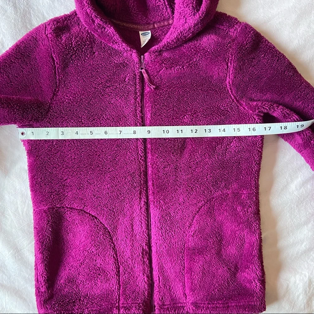 Girls cozy fuzzy hoodie size Large (10-12) Fuchsia. Front pockets zip up.
